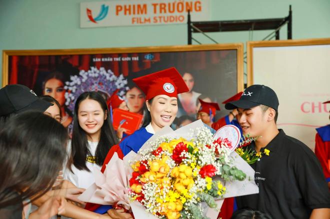 Trịnh Kim Chi nhận bằng tốt nghiệp 0