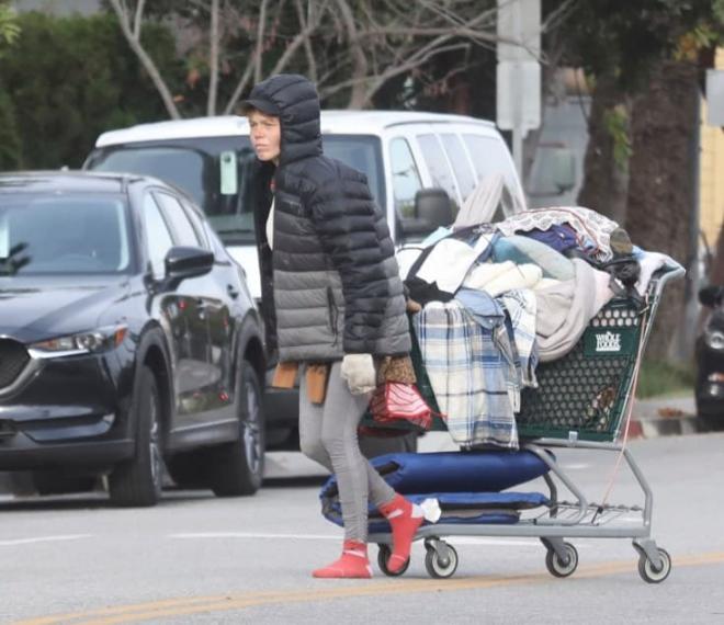Vợ cũ của sao Hollywood trở thành người vô gia cư, phải bới thùng rác kiếm sống trong khi nam tài tử từ chối giúp đỡ 5
