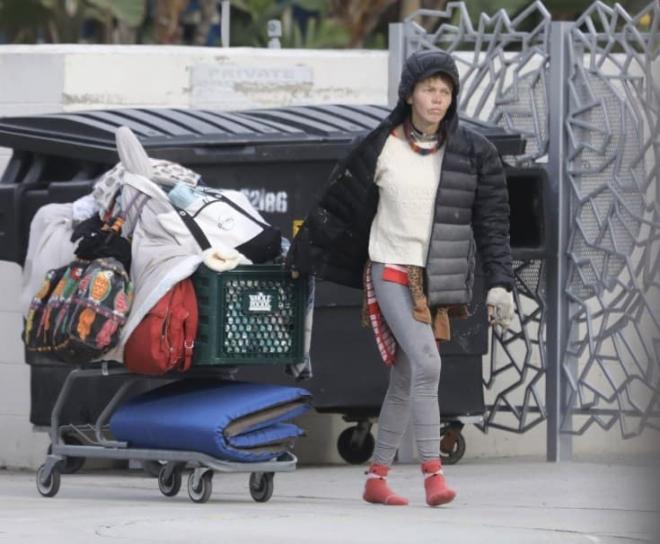 Vợ cũ của sao Hollywood trở thành người vô gia cư, phải bới thùng rác kiếm sống trong khi nam tài tử từ chối giúp đỡ 8