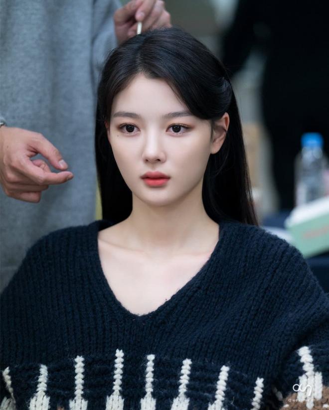 'Em gái quốc dân' Kim Yoo Jung gây bão với nhan sắc trong veo, đẹp tựa thiên thần trong ảnh hậu trường 1