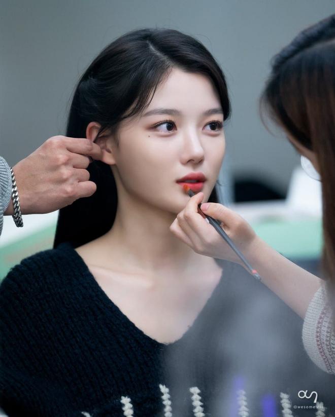 'Em gái quốc dân' Kim Yoo Jung gây bão với nhan sắc trong veo, đẹp tựa thiên thần trong ảnh hậu trường 2