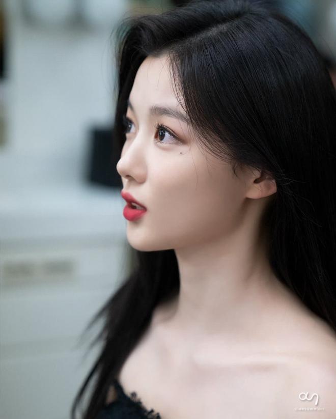 'Em gái quốc dân' Kim Yoo Jung gây bão với nhan sắc trong veo, đẹp tựa thiên thần trong ảnh hậu trường 7