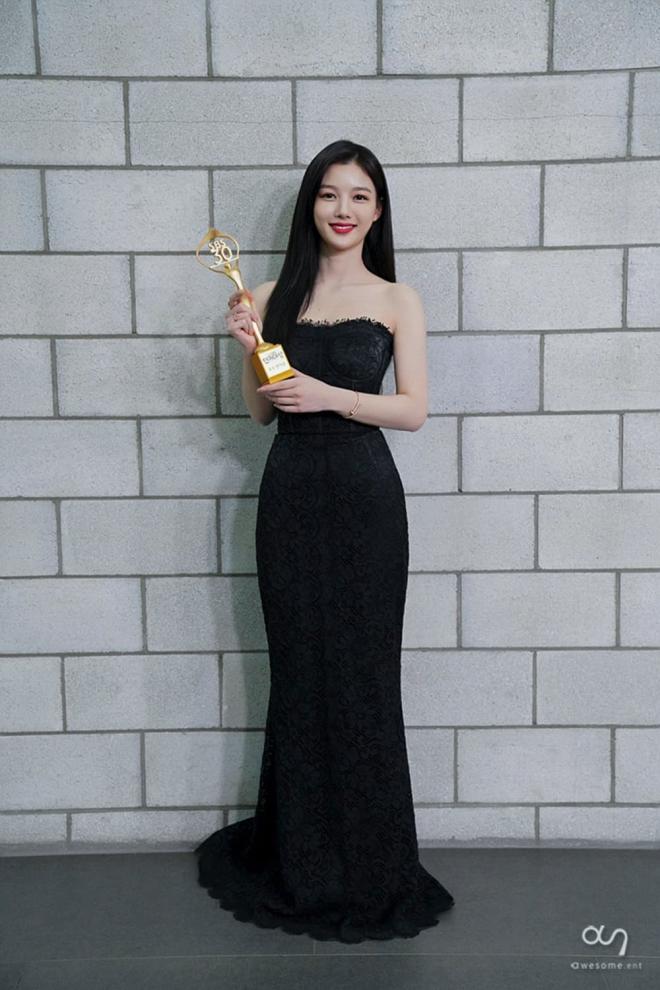 'Em gái quốc dân' Kim Yoo Jung gây bão với nhan sắc trong veo, đẹp tựa thiên thần trong ảnh hậu trường 9