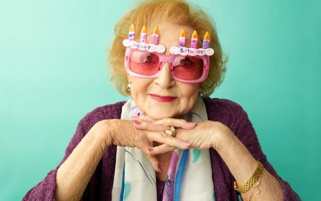  'Cô gái vàng' Hollywood một thời Betty White kỷ niệm sinh nhật tuổi 99 và chia sẻ bí quyết sống thọ 11