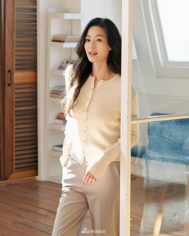 'Mợ chảnh' Jeon Ji Hyun gây ngỡ ngàng với sắc vóc tuổi 40, bảo sao được nhận xét vượt trội hơn hẳn Kim Tae Hee 3