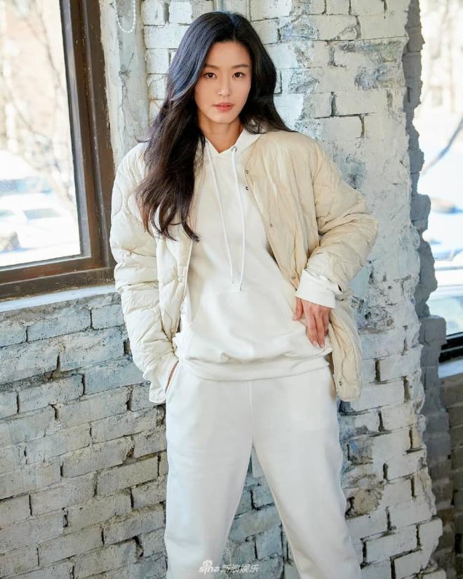'Mợ chảnh' Jeon Ji Hyun gây ngỡ ngàng với sắc vóc tuổi 40, bảo sao được nhận xét vượt trội hơn hẳn Kim Tae Hee 2