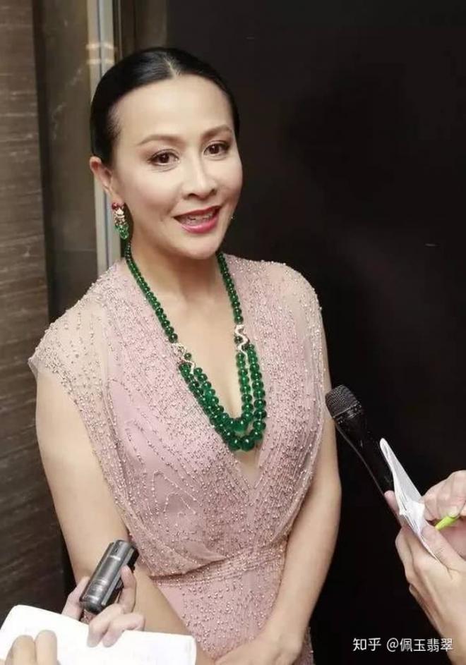  Lưu Gia Linh khiến fan 'lóa mắt' khi sở hữu bộ sưu tập ngọc bích 'khủng' 0