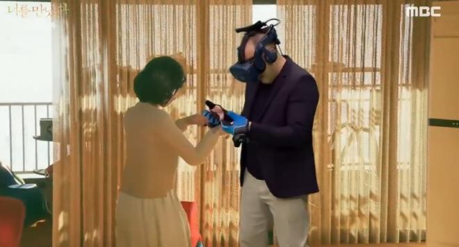 Xúc động khoảnh khắc người chồng gặp lại vợ đã qua đời nhờ công nghệ thực tế ảo VR 2