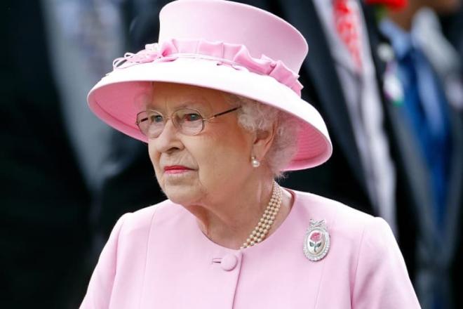 Ý nghĩa không ngờ đến phía sau những chiếc trâm cài áo của Nữ hoàng Anh 3