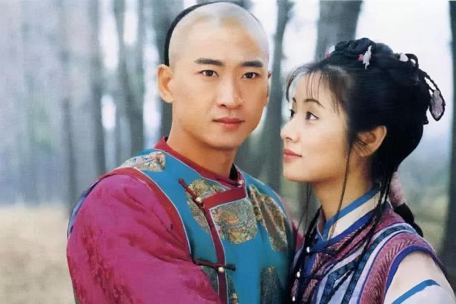 'Nhĩ Khang' bị Lâm Tâm Như hủy hoại danh tiếng chỉ vì nụ hôn, 16 năm sau anh có hành động trả thù thành công chống lại 'cô vợ' năm nào 0