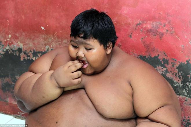 Cậu bé béo nhất thế giới nặng 200kg, miệt mài giảm cân 4 năm giờ gây sốc với diện mạo không thể nhận ra 4