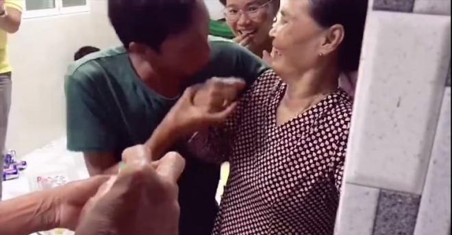  Cụ bà ngượng ngùng khi được chồng tặng nhẫn ngày 8/3 khiến cư dân mạng 'ôm tim' vì đáng yêu 5
