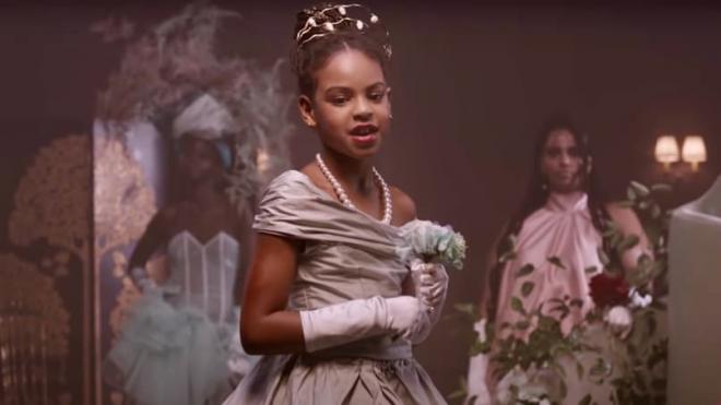 Con gái 9 tuổi Beyonce cham tay vào chiếc cúp Grammy đầu tiên trong đời 2