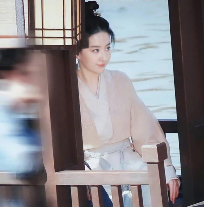 'Cô Cô' Lưu Diệc Phi và 'Dương Quá' Trần Hiểu tay trong tay tình tứ ở hậu trường, chưa lên phim đã muốn 'đẩy thuyền' 6