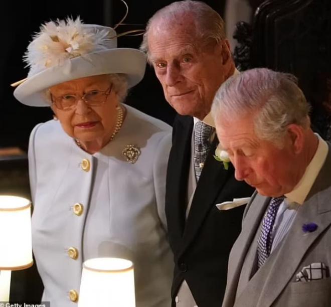 Động thái này của Harry khi Hoàng thân Philip qua đời chưa bao lâu khiến thư ký Hoàng gia phẫn nộ đòi tước danh hiệu của hai vợ chồng 2