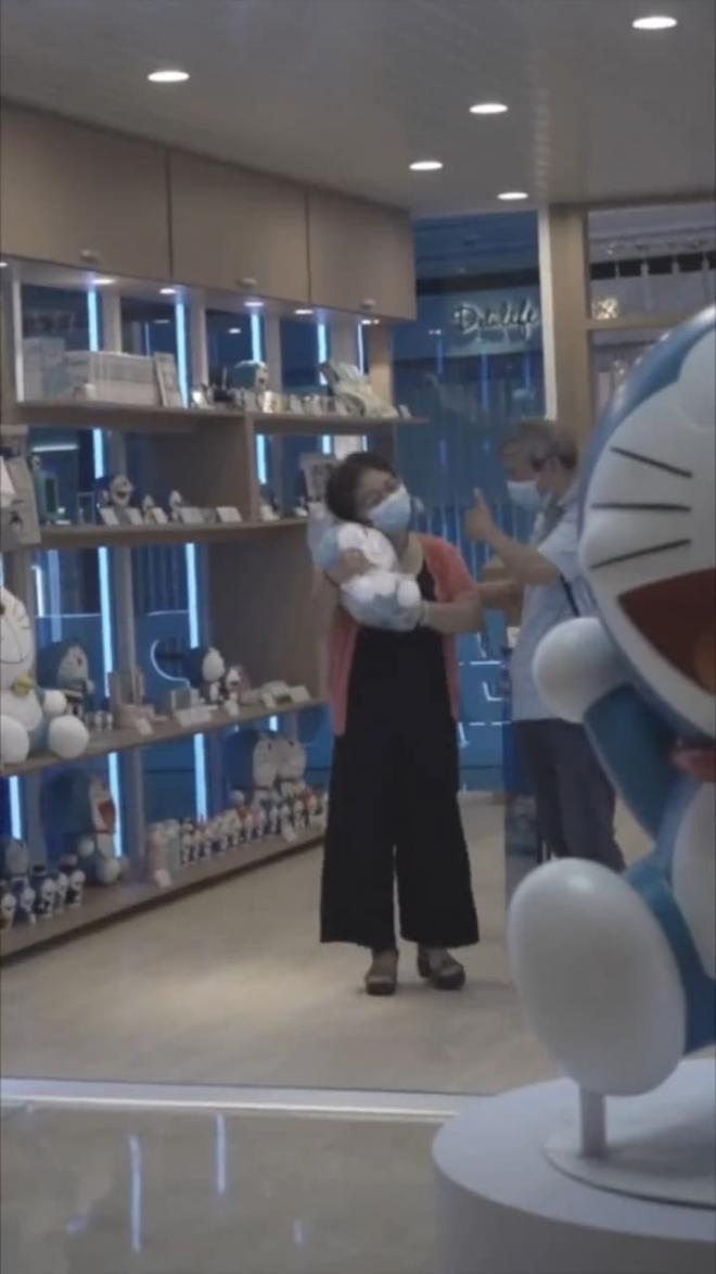 Bác gái kéo tay bác trai làm nũng đòi mua Doraemon siêu to khổng lồ khiến cư dân mạng 'ôm tim' vì quá dễ thương 10