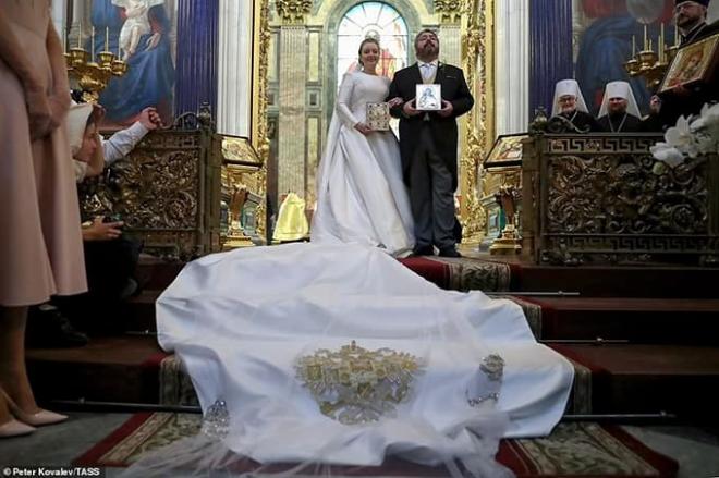  Cô dâu Hoàng gia Nga tự mua 2 váy cưới xa xỉ hiếm có, chú rể lại chỉ vì sai lầm này mà bị chê 'đũa lệch' 2