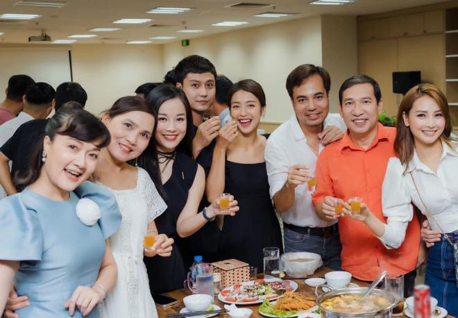 Thanh Sơn nắm chặt tay Khả Ngân tại tiệc đóng máy '11 tháng 5 ngày' càng khẳng định cho tin đồn 'phim giả tình thật' 8