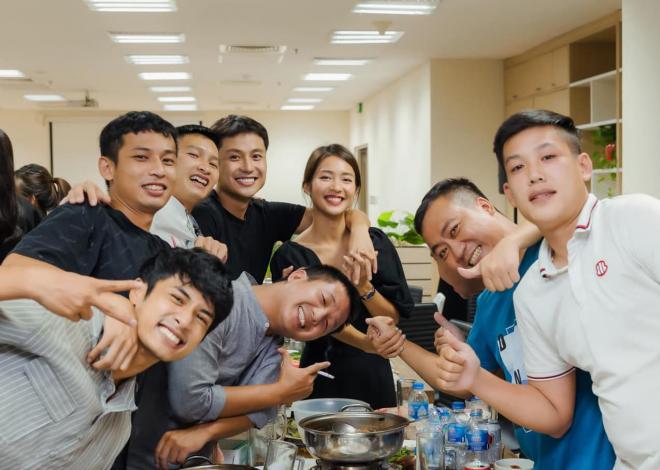 Thanh Sơn nắm chặt tay Khả Ngân tại tiệc đóng máy '11 tháng 5 ngày' càng khẳng định cho tin đồn 'phim giả tình thật' 6