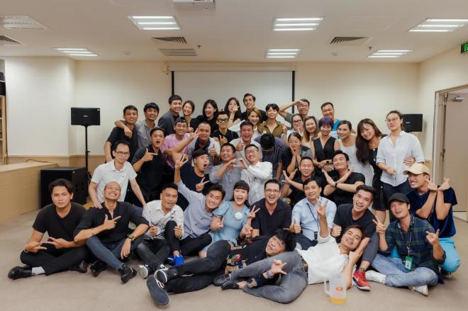 Thanh Sơn nắm chặt tay Khả Ngân tại tiệc đóng máy '11 tháng 5 ngày' càng khẳng định cho tin đồn 'phim giả tình thật' 5