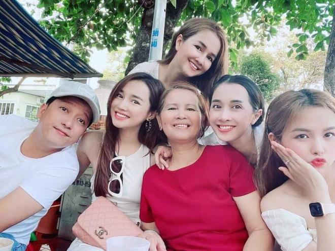 chi-em-nha-phuong-cung-di-tha-ca-phong-sinh-khoanh-khac-gian-di-doi-thuong-van-chiem-spotlight-5-ngoisaovn-w960-h720 0