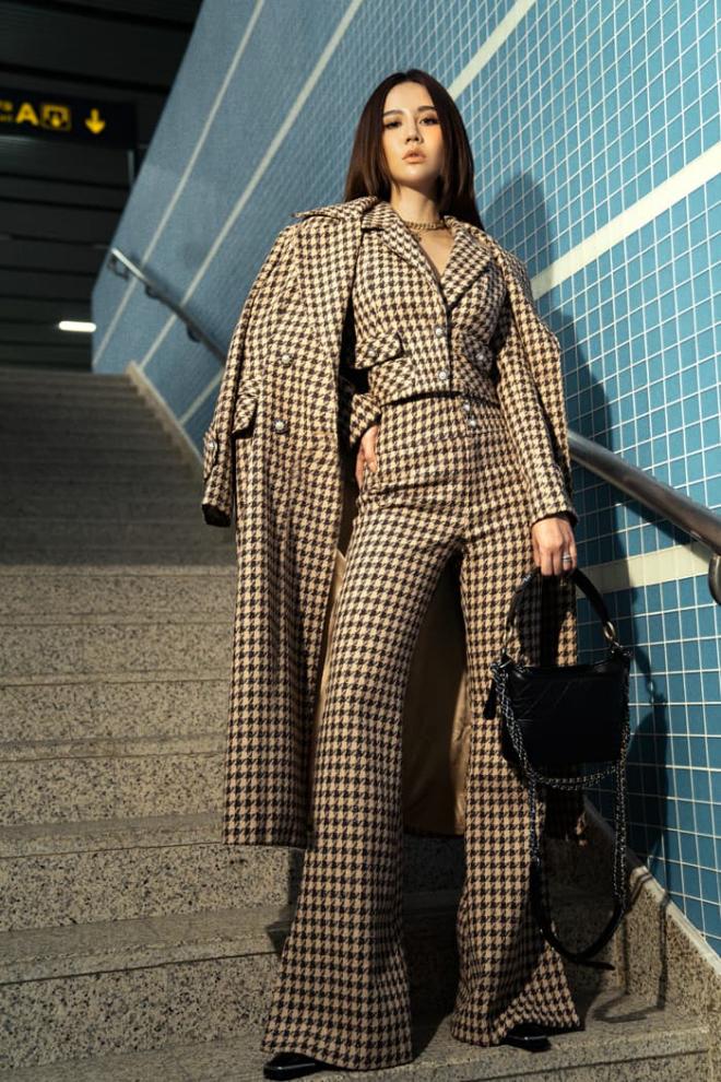 Vân Trang 'Thương ngày nắng về' bắt trend chụp thời trang sang chảnh ở ga tàu điện 12