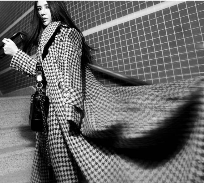 Vân Trang 'Thương ngày nắng về' bắt trend chụp thời trang sang chảnh ở ga tàu điện 11