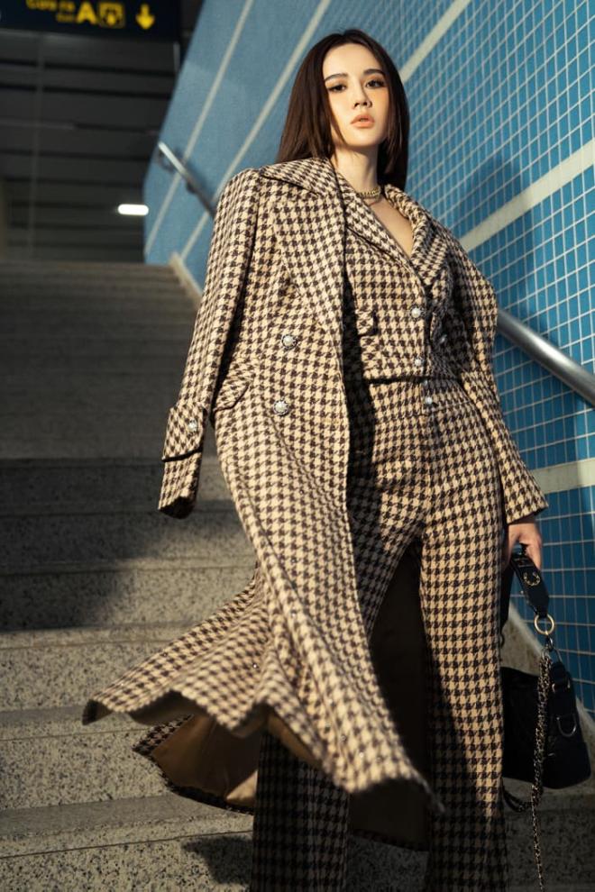 Vân Trang 'Thương ngày nắng về' bắt trend chụp thời trang sang chảnh ở ga tàu điện 10