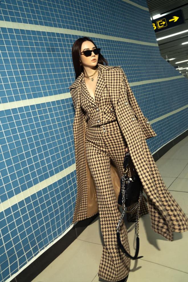 Vân Trang 'Thương ngày nắng về' bắt trend chụp thời trang sang chảnh ở ga tàu điện 9