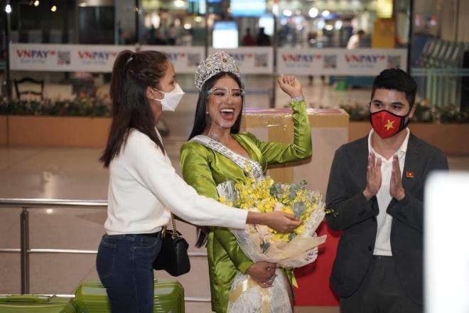 a-hau-kim-duyen-mang-theo-8-vali-len-duong-du-thi-miss-universe-cae3b053-ngoisaovn-w999-h666 0