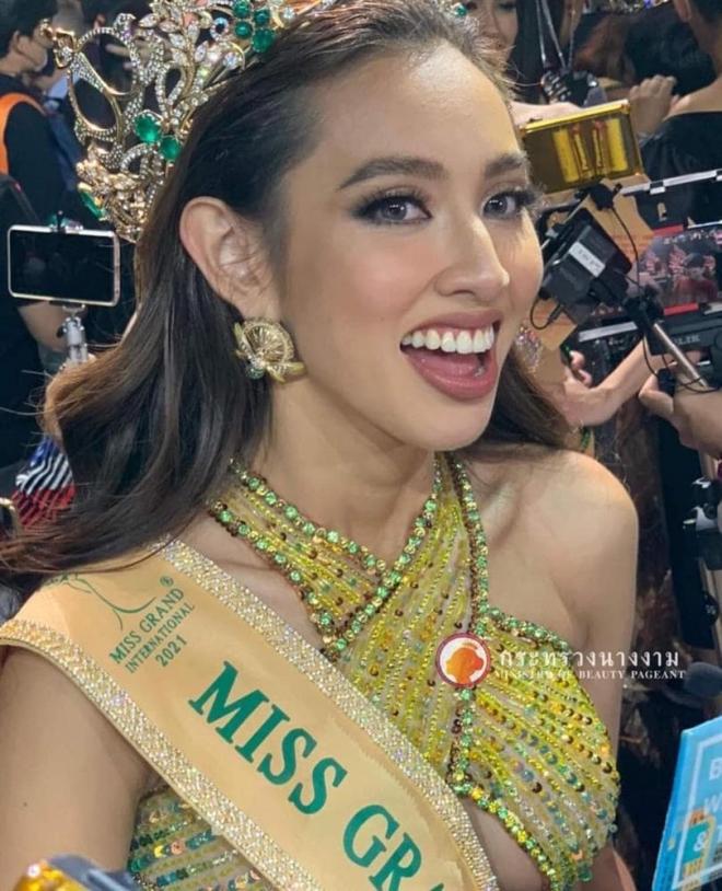 nhan-sac-tan-hoa-hau-thuy-tien-duoc-chup-bang-camera-thuong-ngay-trong-dem-dang-quang-trong-ra-sao-3-ngoisaovn-w810-h1000 9
