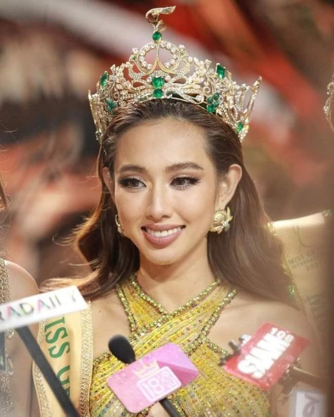 nhan-sac-tan-hoa-hau-thuy-tien-duoc-chup-bang-camera-thuong-ngay-trong-dem-dang-quang-trong-ra-sao-5-ngoisaovn-w720-h900 7