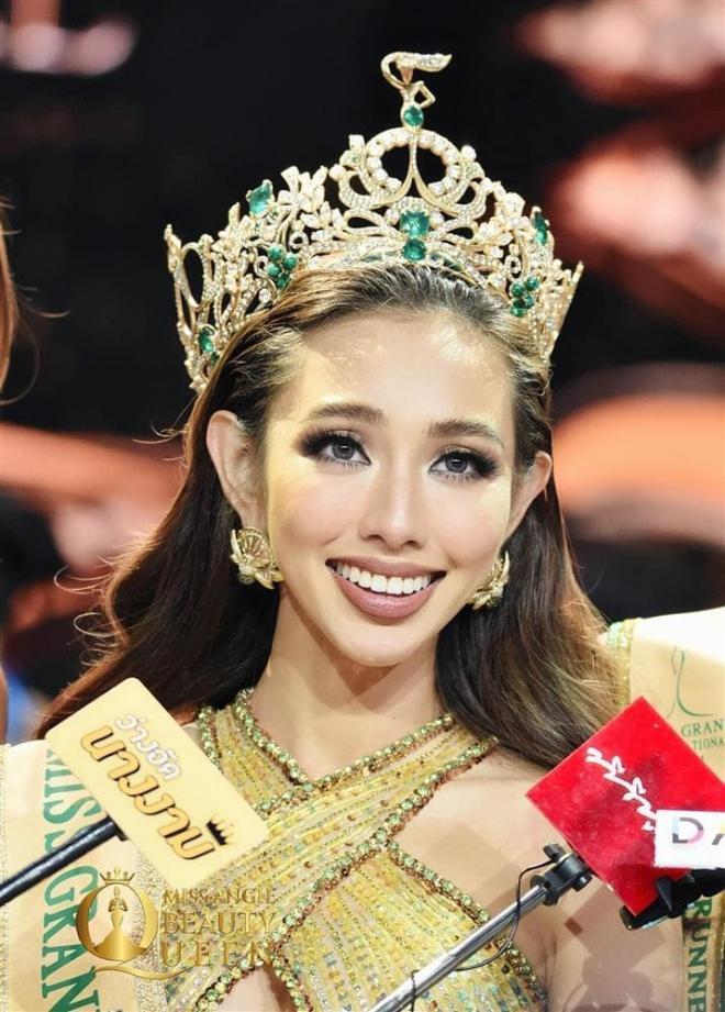 nhan-sac-tan-hoa-hau-thuy-tien-duoc-chup-bang-camera-thuong-ngay-trong-dem-dang-quang-trong-ra-sao-6-ngoisaovn-w716-h1000 6