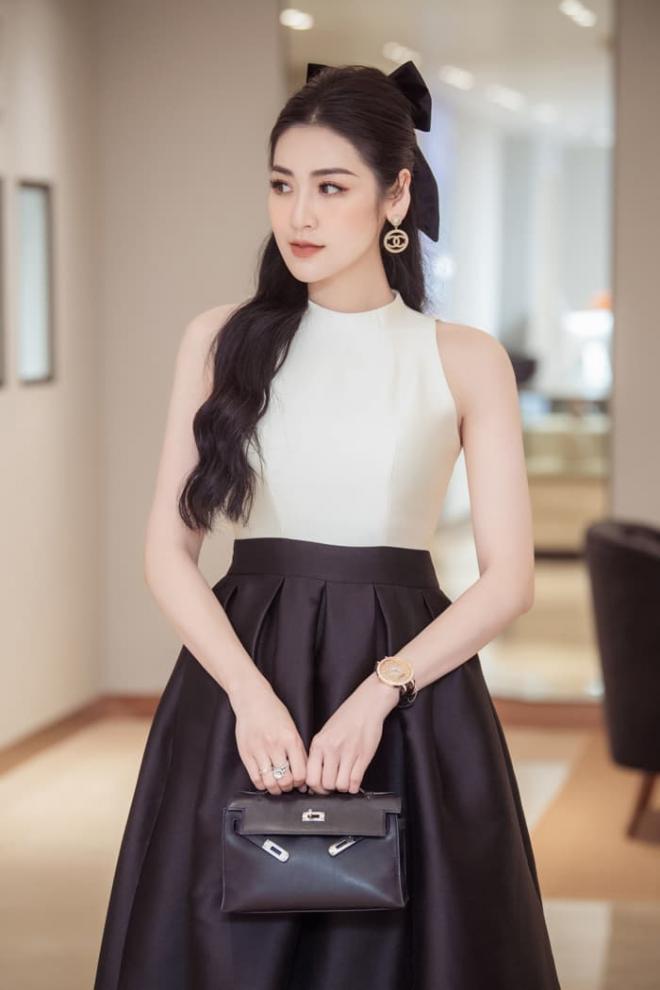Á hậu Tú Anh ‘đọ’ túi trăm triệu với bộ đôi Hoa hậu Ngọc Hân - Mỹ Linh 10