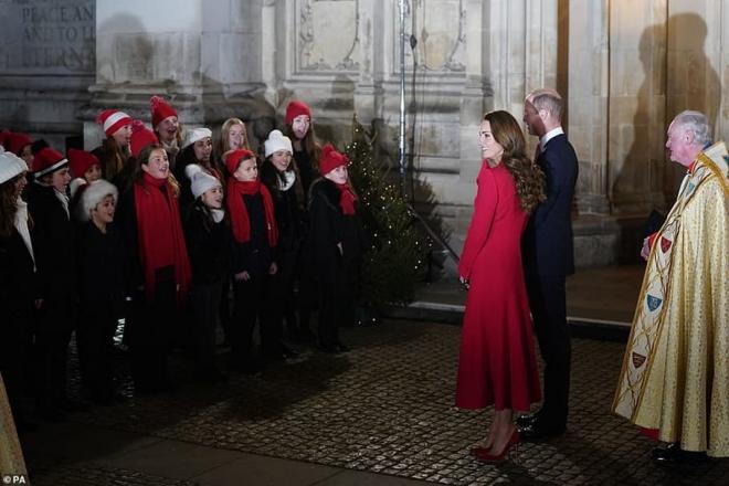 Công nương Kate xinh đẹp rạng ngời tại buổi biểu diễn Giáng sinh, có cả dàn Hoàng gia hùng hậu đến ủng hộ thế này bảo sao Meghan 'không có cửa' 7