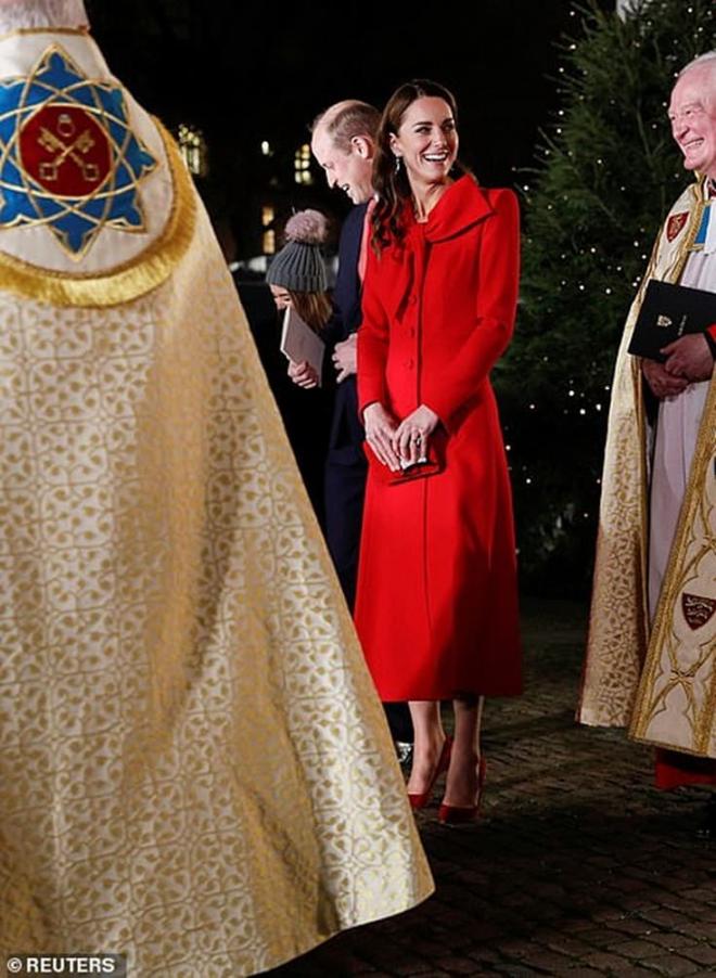 Công nương Kate xinh đẹp rạng ngời tại buổi biểu diễn Giáng sinh, có cả dàn Hoàng gia hùng hậu đến ủng hộ thế này bảo sao Meghan 'không có cửa' 6