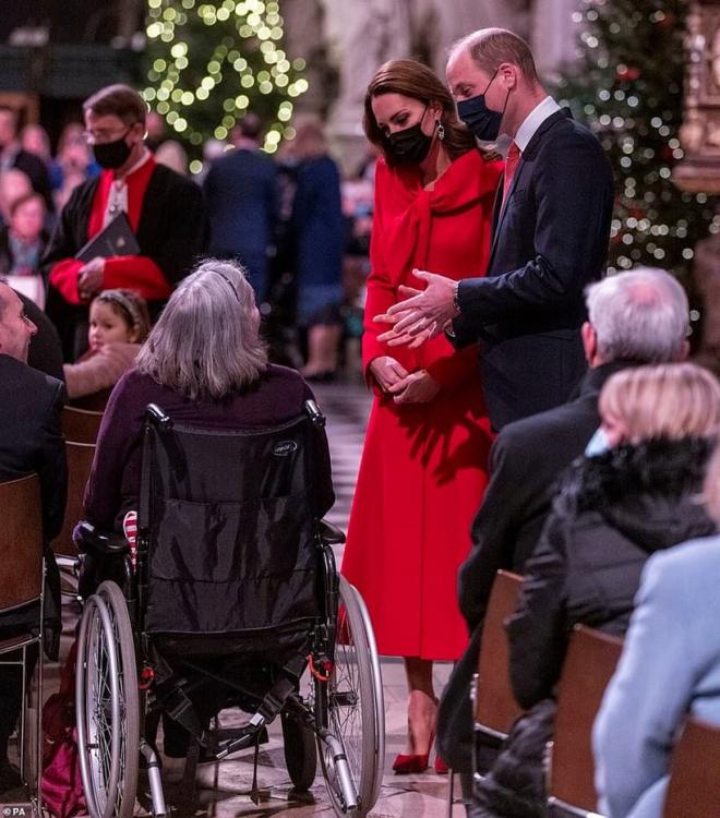 Công nương Kate xinh đẹp rạng ngời tại buổi biểu diễn Giáng sinh, có cả dàn Hoàng gia hùng hậu đến ủng hộ thế này bảo sao Meghan 'không có cửa' 4