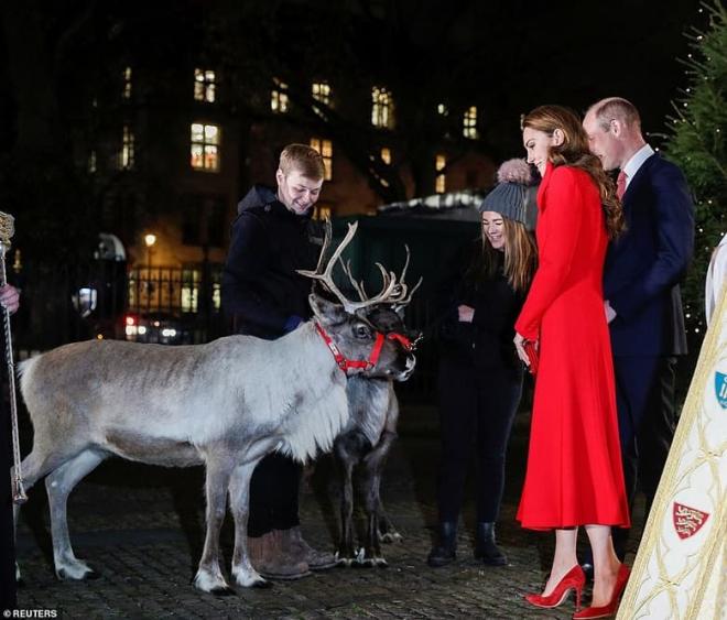 Công nương Kate xinh đẹp rạng ngời tại buổi biểu diễn Giáng sinh, có cả dàn Hoàng gia hùng hậu đến ủng hộ thế này bảo sao Meghan 'không có cửa' 11