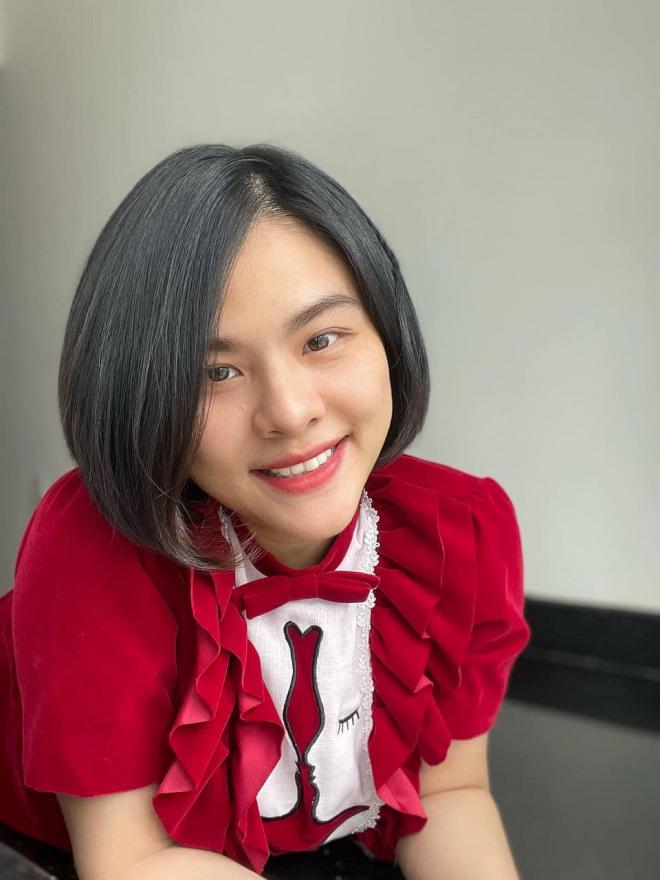 tan-chay-voi-khoanh-khac-hiem-hoi-con-gai-dau-long-cua-van-trang-cung-nung-hai-em-sinh-doi-6-ngoisaovn-w960-h1280 1