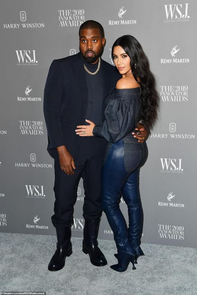 Kanye lộ cảnh ôm ấp bạn gái mới ăn mặc thiếu vải, Kim Kardashian 'trả đũa' bằng cách không cho gặp con?  0