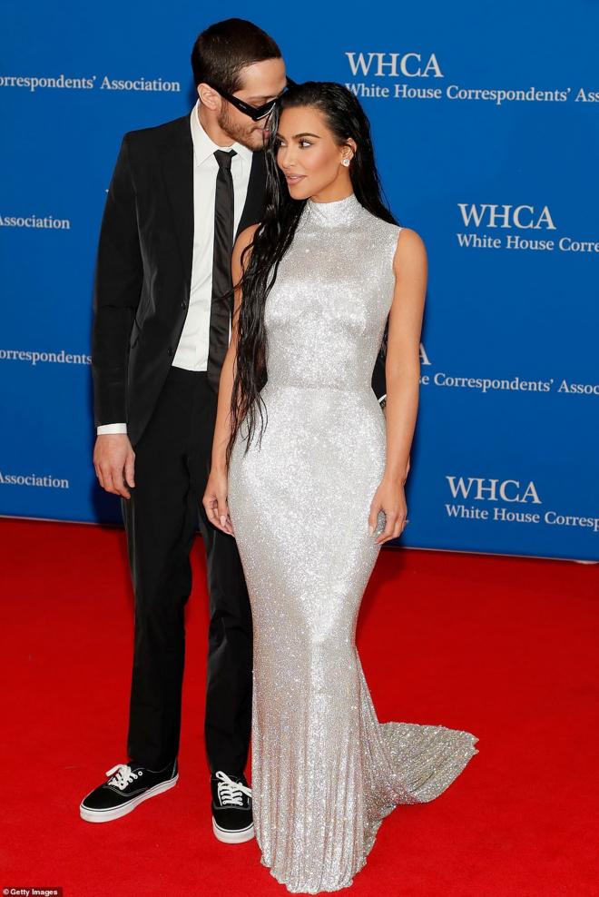 Kim Kardashian gây sốt khi xuất hiện trên thảm đỏ trong bộ đầm thanh lịch kín đáo bên tình mới: 'Từ khi xa Kanye thời trang nâng cấp hẳn'  6