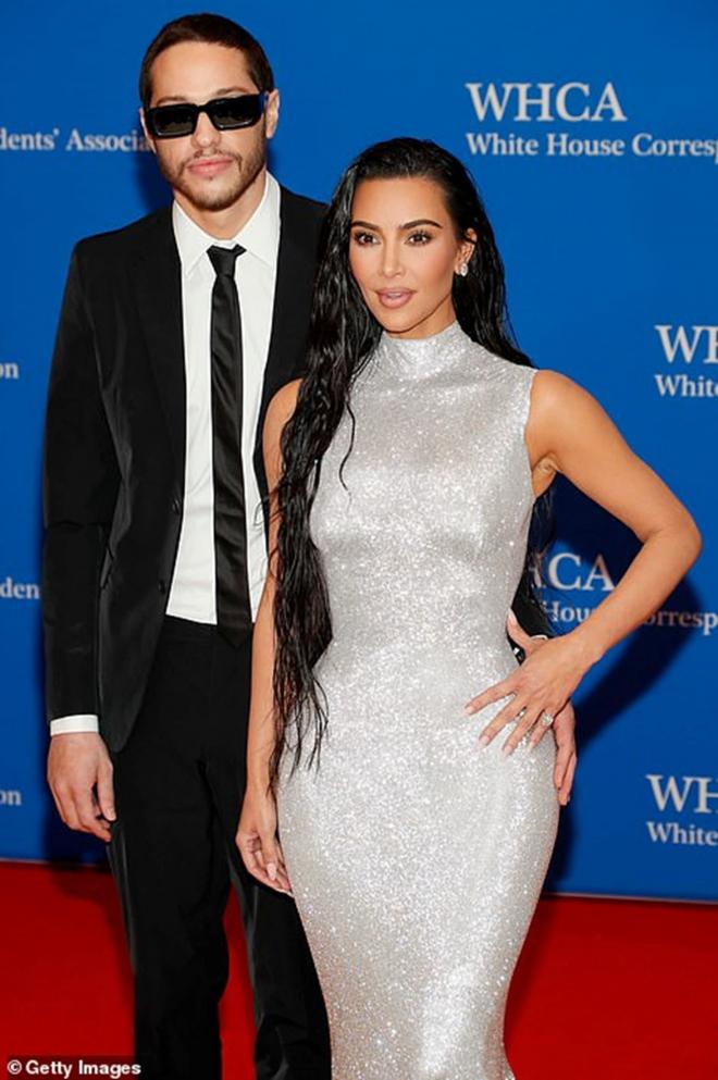 Kim Kardashian gây sốt khi xuất hiện trên thảm đỏ trong bộ đầm thanh lịch kín đáo bên tình mới: 'Từ khi xa Kanye thời trang nâng cấp hẳn'  11