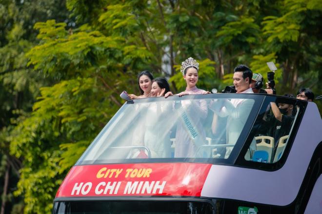 hoa-hau-quoc-te-thanh-thuy-ve-viet-nam-dien-ao-dai-nen-na-nhan-sac-qua-camera-thuong-cuc-dinh-11-ngoisaovn-w2000-h1333 1