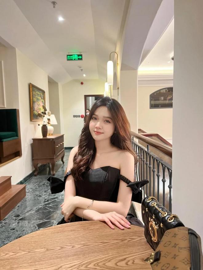 nhan-sac-ngot-ngao-cua-ban-gai-moi-hoai-lam-khien-dan-tinh-dung-ngoi-khong-yen-3-ngoisaovn-w1200-h1600 2
