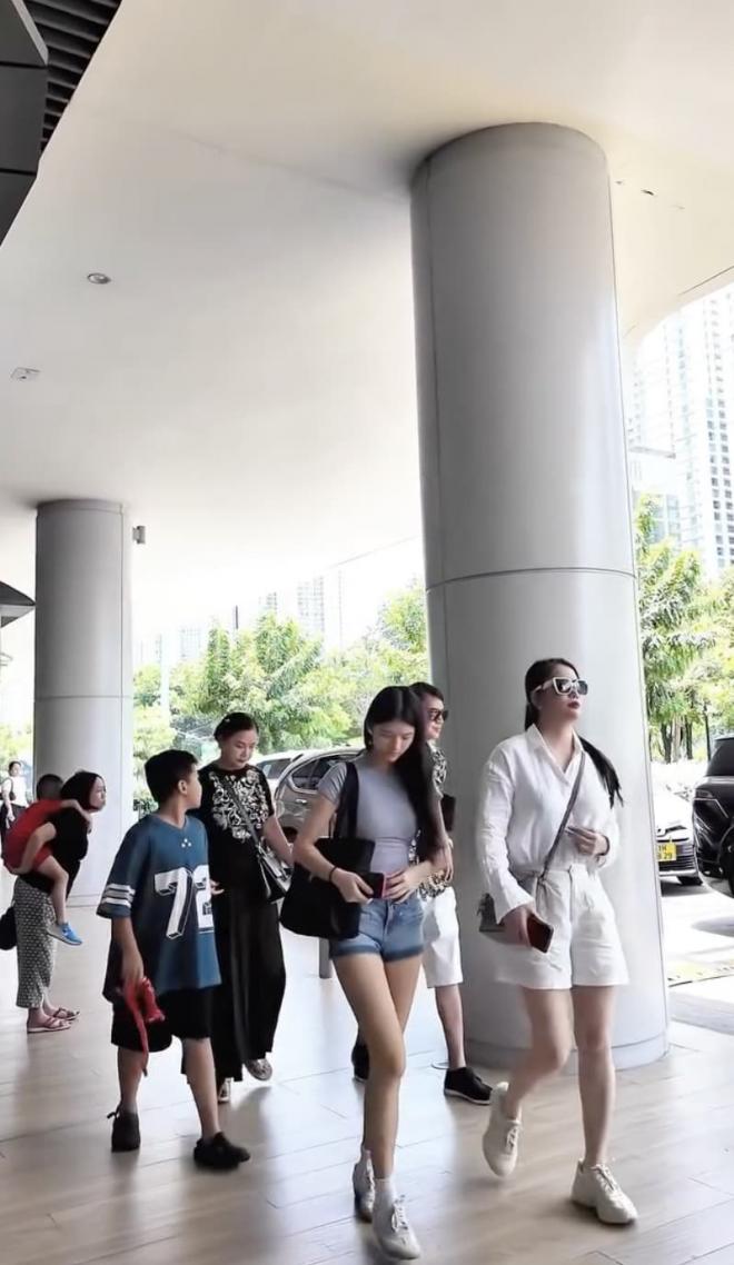 Chiều cao vượt trội của con gái Trương Ngọc Ánh ở tuổi 17, tương lai nối nghiệp mẹ làm người mẫu