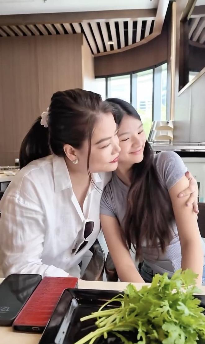 Chiều cao vượt trội của con gái Trương Ngọc Ánh ở tuổi 17, tương lai nối nghiệp mẹ làm người mẫu
