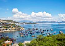 Khung cảnh đẹp như trong phim của một làng chài ven biển Khánh Hòa, chợ làng la liệt tôm cá, chỉ cách Nha Trang khoảng 60km, ai đến cũng bị 'hút hồn'