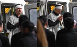 Lễ tang mẹ ca sĩ Tuấn Hưng: Nam ca sĩ mắt sưng húp vì khóc, loạt sao Việt đến chia buồn