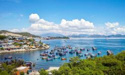 Khung cảnh đẹp như trong phim của một làng chài ven biển Khánh Hòa, chợ làng la liệt tôm cá, chỉ cách Nha Trang khoảng 60km, ai đến cũng bị 'hút hồn'