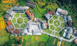 Việt Nam có một ngôi làng lục giác đặc biệt nổi bật giữa cao nguyên đá, là điểm du lịch cộng đồng tốt nhất 2025